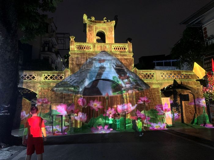 Khu vực Ô Quan Chưởng diễn ra hoạt động trình diễn visual nghệ thuật 3D mapping hình ảnh các sản phẩm du lịch đêm và các điểm di sản văn hóa, lịch sử của Thủ đô Hà Nội.